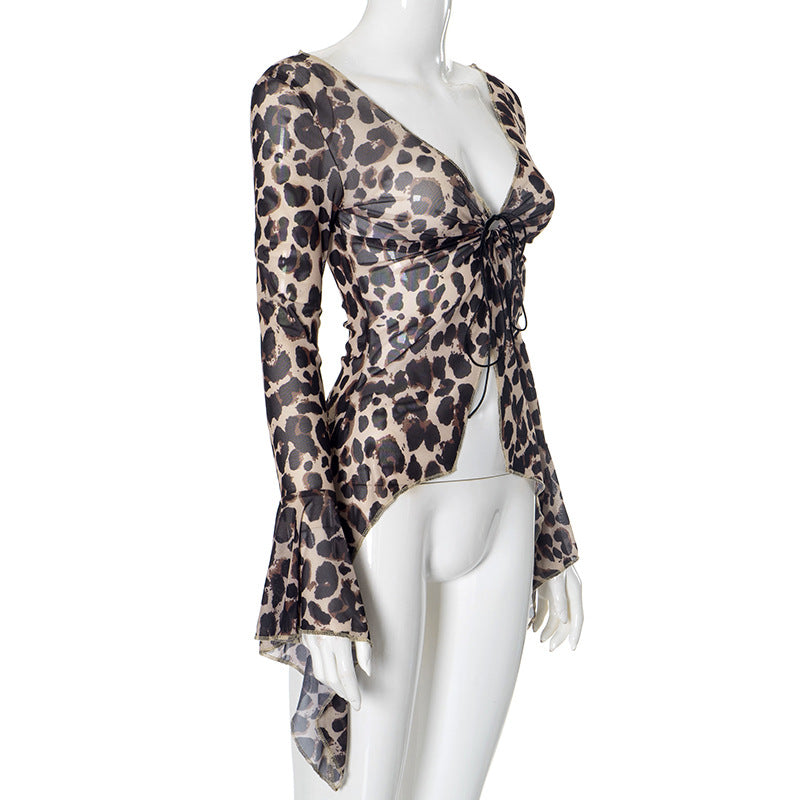Top de manga larga acampanada con cuello en V y lazo anudado con estampado de leopardo 