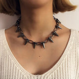 Collier ras du cou en chaîne métallique avec décor de rivets