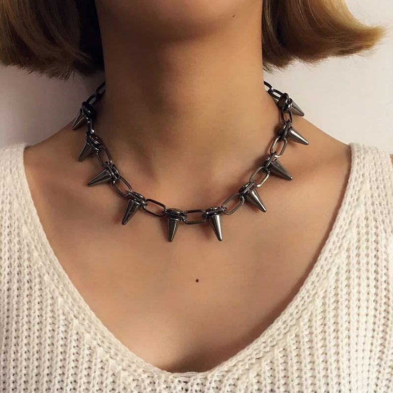 Collier ras du cou en chaîne métallique avec décor de rivets
