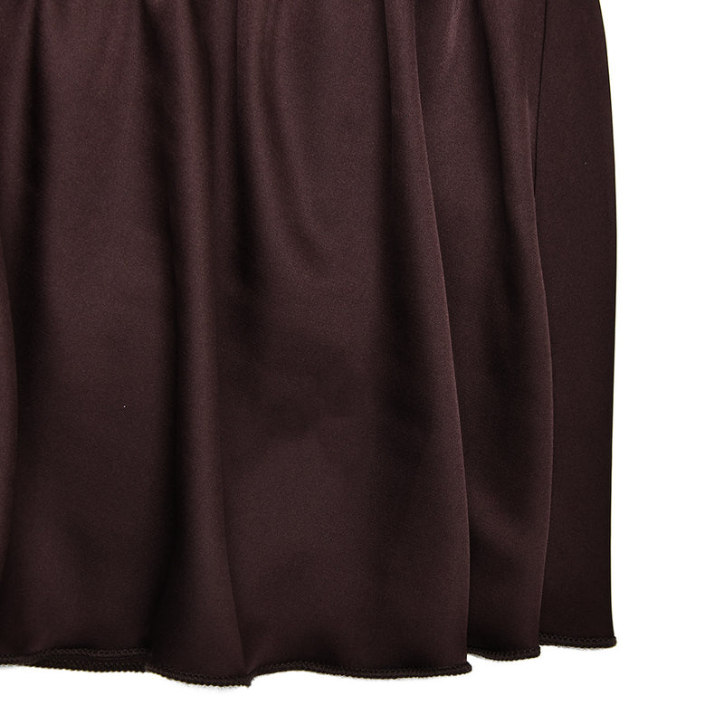 Robe mini froncée en satin à manches longues évasées et à volants 