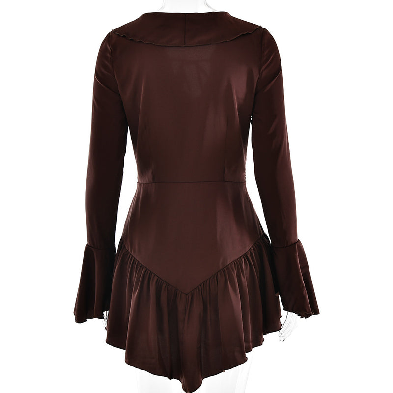 Robe mini froncée en satin à manches longues évasées et à volants 