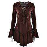 Robe mini froncée en satin à manches longues évasées et à volants 