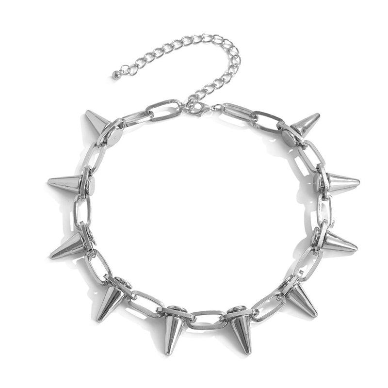 Collier ras du cou en chaîne métallique avec décor de rivets