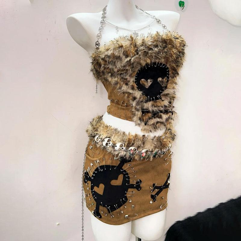 Ensemble mini-jupe à manches longues et fermeture éclair avec motif tête de mort duveteuse 