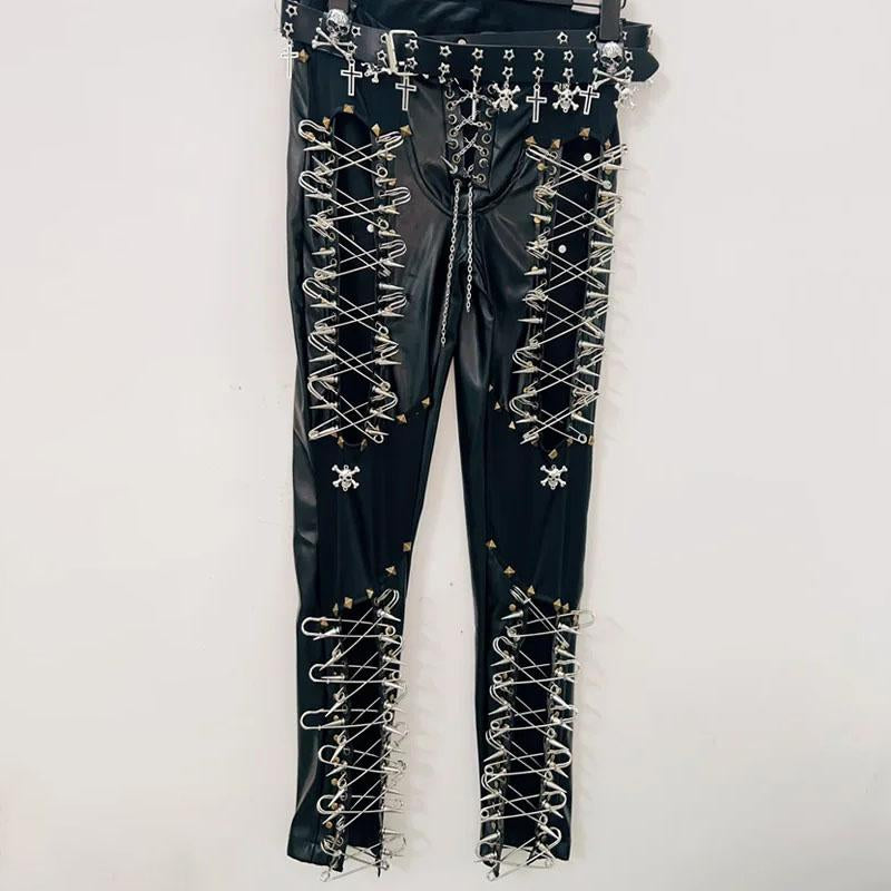Pantalon à lacets avec chaîne en métal et applique tête de mort creuse 