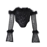 Top con hombros descubiertos, plumas brillantes y mangas largas acampanadas 