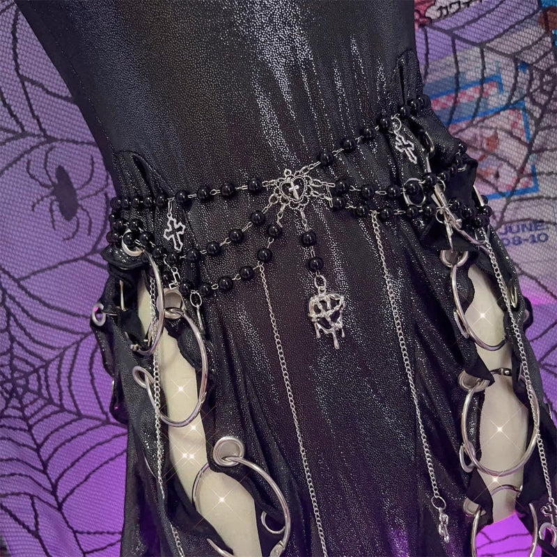 Robe mini tube avec chaîne en métal et anneau en O perlé et appliques croisées 