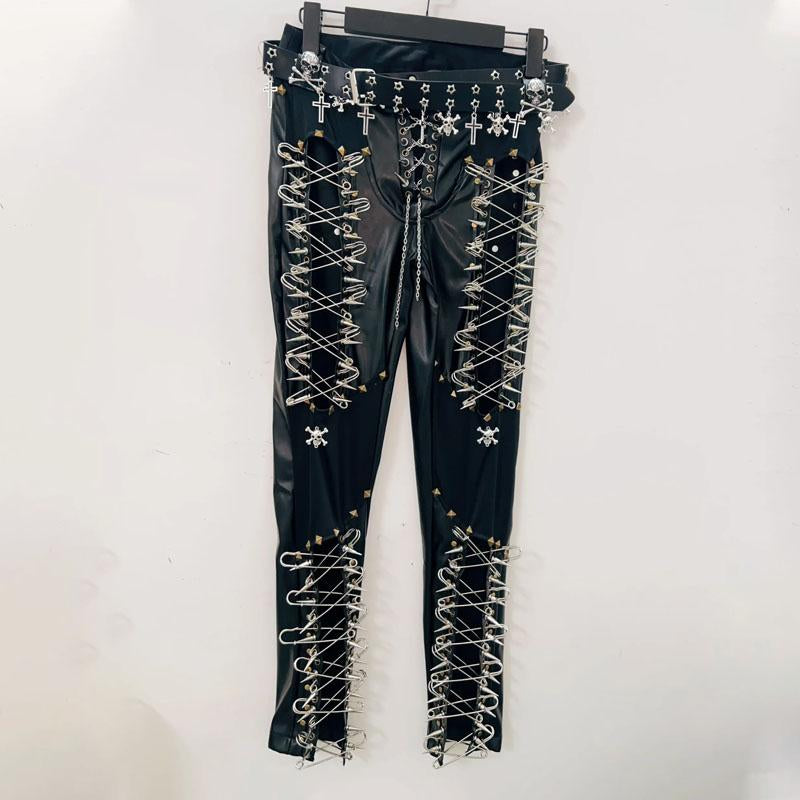 Pantalon à lacets avec chaîne en métal et applique tête de mort creuse 
