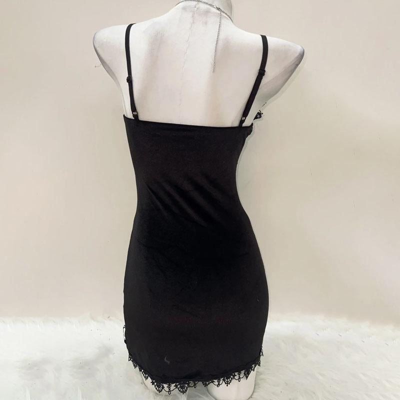 Mini-robe camisole à col en V et nœud papillon avec appliques croisées 