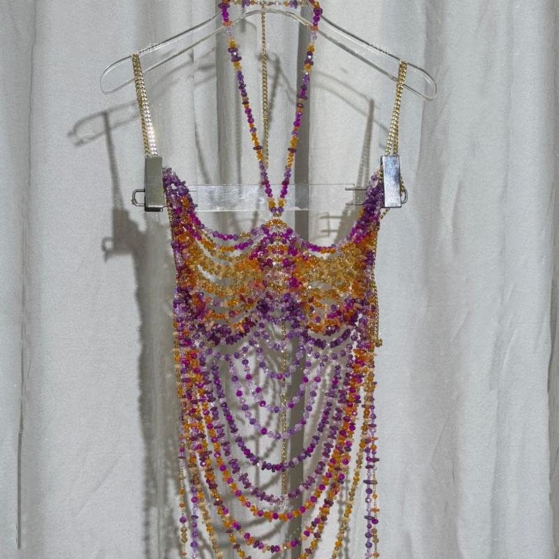Top de contraste sin espalda con cuentas y cuello halter con cadena de metal 