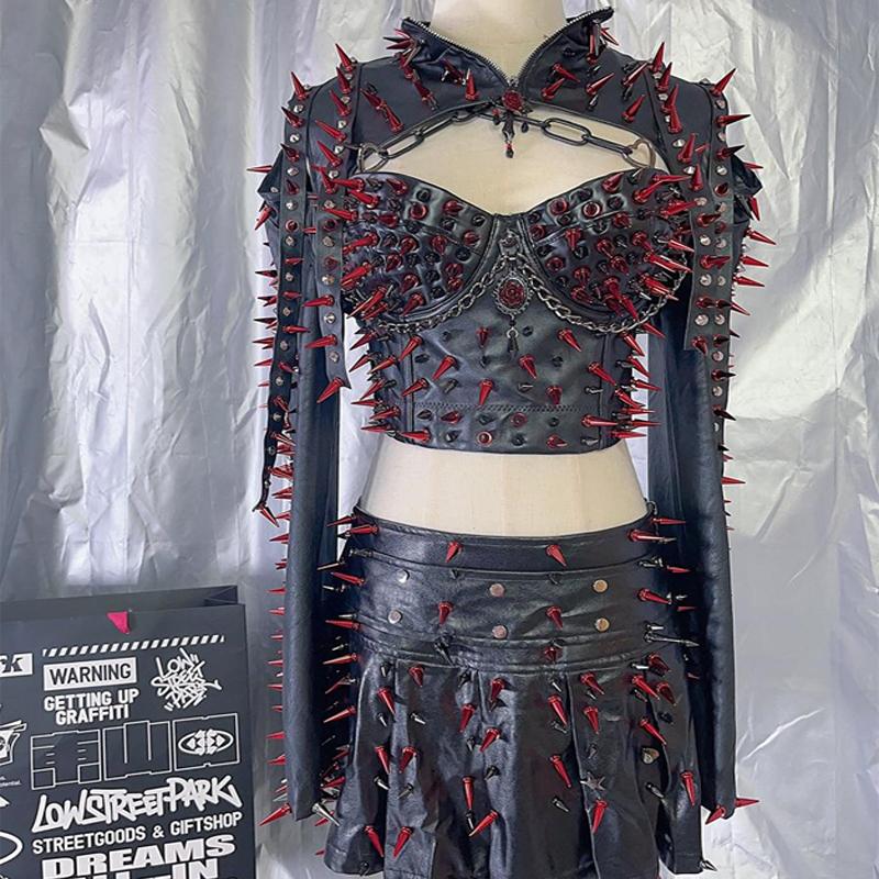 Conjunto de minifalda plisada con cremallera y apliques de remaches de cuero PU 