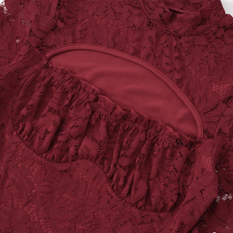 Mini-robe en dentelle froncée à manches longues évasées 