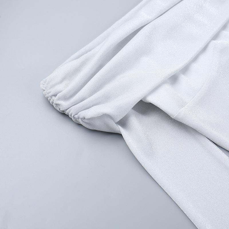 Mini-robe froncée à manches longues et épaules dénudées 