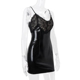 Mini-robe zippée en cuir PU avec ourlet en dentelle et col en V 