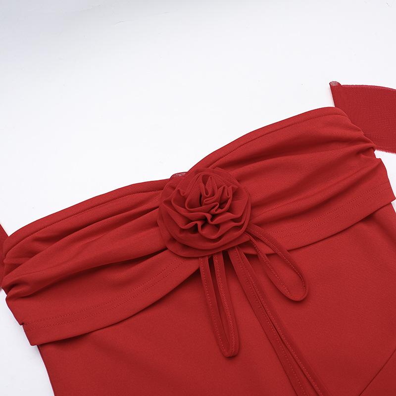 Robe longue froncée à volants et fente avec appliques de fleurs 