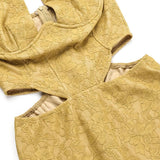 Vestido largo de encaje con cuello halter, abertura, cremallera y lazo 