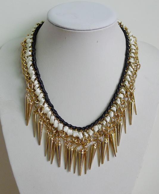 Gargantilla con decoración de cadena de metal dorado