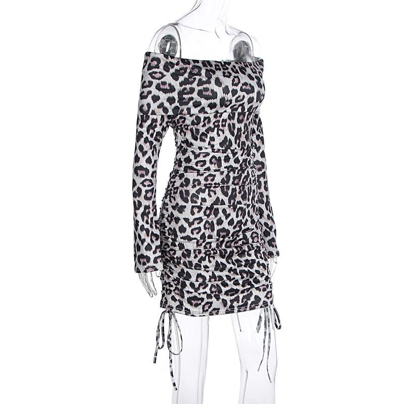 Vestido mini fruncido con hombros descubiertos y estampado de leopardo de manga larga 