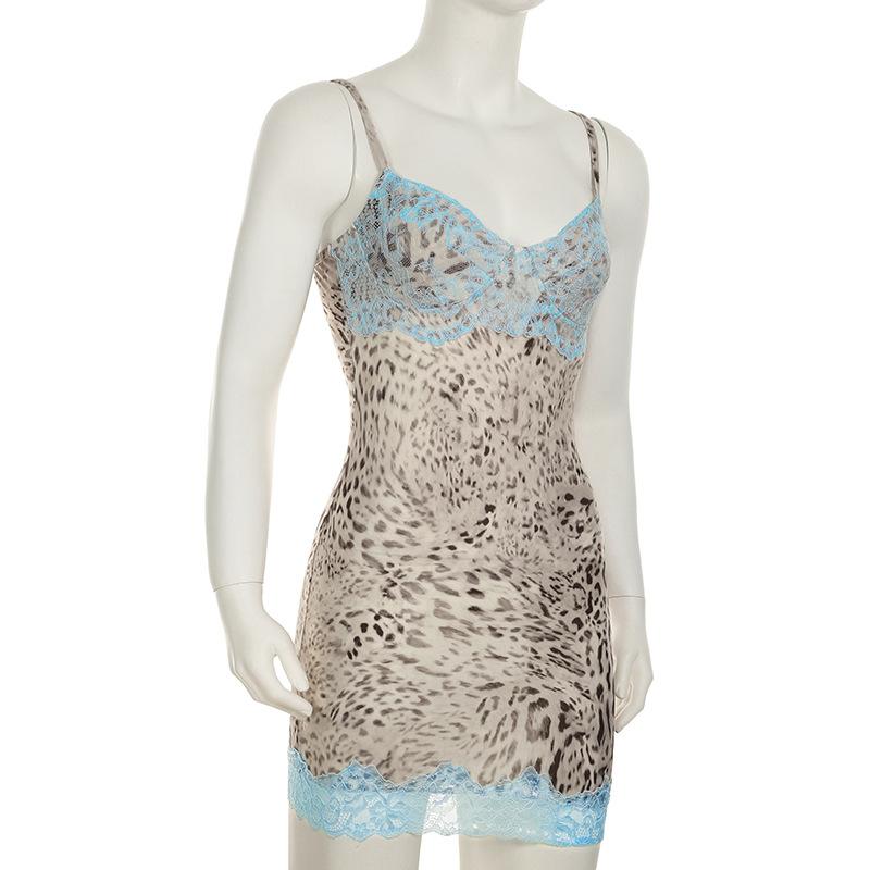Vestido mini de tirantes finos con escote en V y dobladillo de encaje y estampado de leopardo 