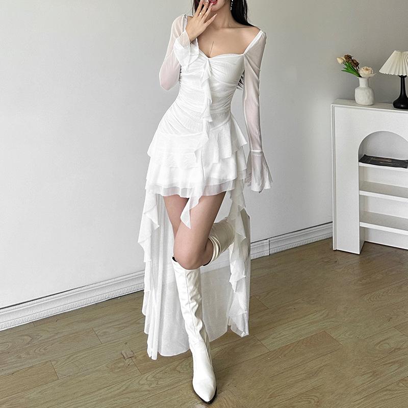 Vestido mini de malla irregular con mangas largas acampanadas y fruncido 