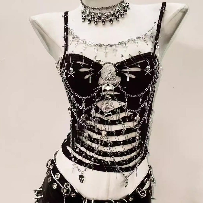 Top de tirantes con aplique de calavera y cadena de metal ahuecado con anilla en O 