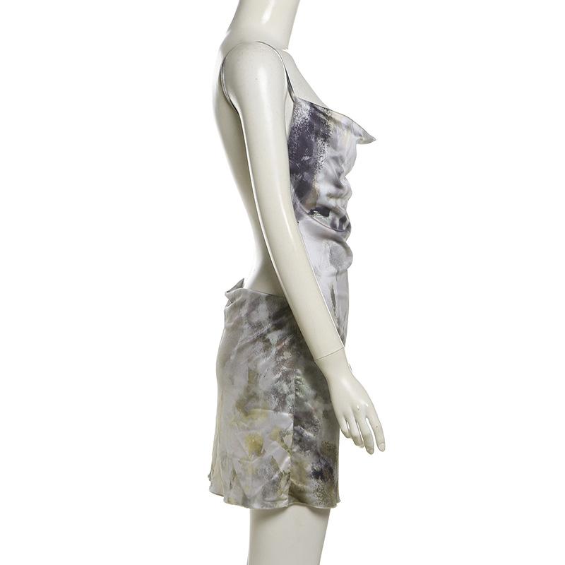 Mini-robe camisole contrastée à imprimé col bénitier et dos nu 