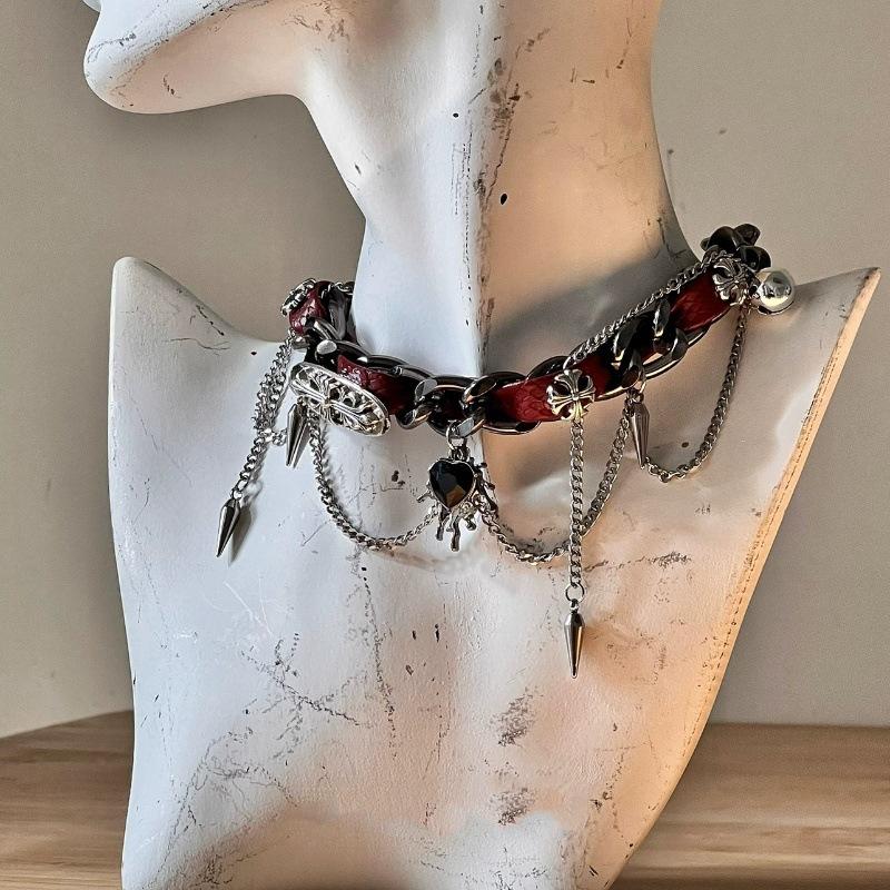 Collier ras du cou en cuir PU avec décor de cœur riveté