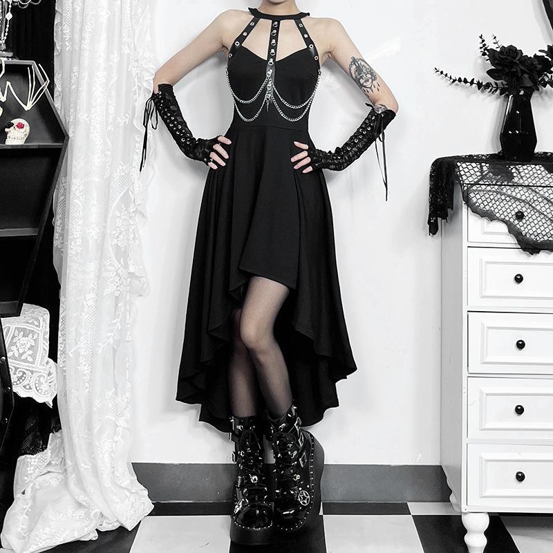 Vestido midi de canalé con cuello redondo y cadena metálica calada 