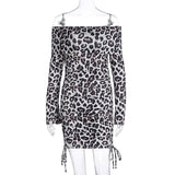 Vestido mini fruncido con hombros descubiertos y estampado de leopardo de manga larga 