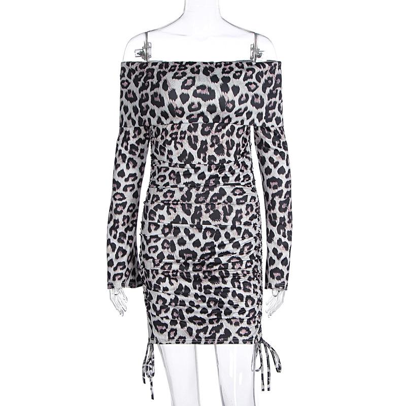 Vestido mini fruncido con hombros descubiertos y estampado de leopardo de manga larga 
