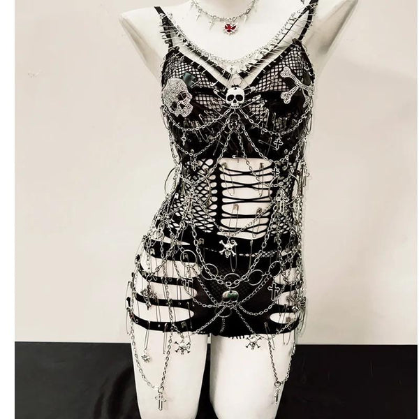 Haut à col en V ajouré avec chaîne en métal et anneau en O, appliqué tête de mort 