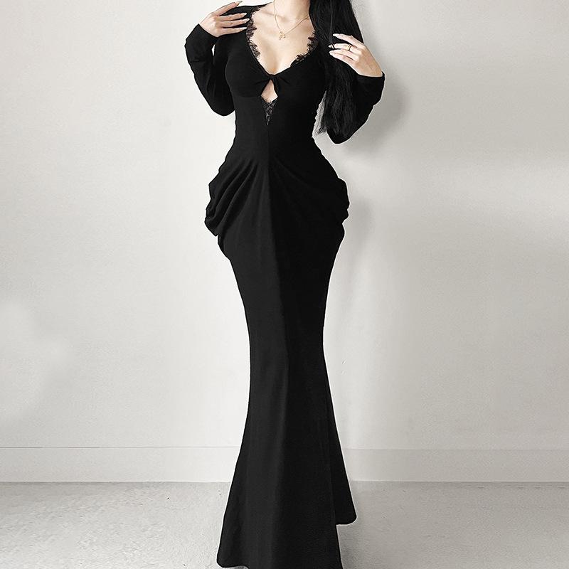 Robe longue froncée à manches longues et col en V avec ourlet en dentelle 