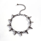 Collier ras du cou en chaîne métallique avec décor de rivets