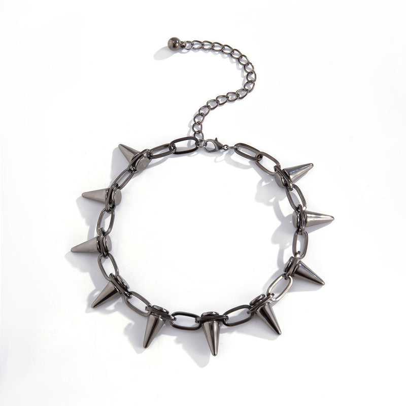 Collier ras du cou en chaîne métallique avec décor de rivets