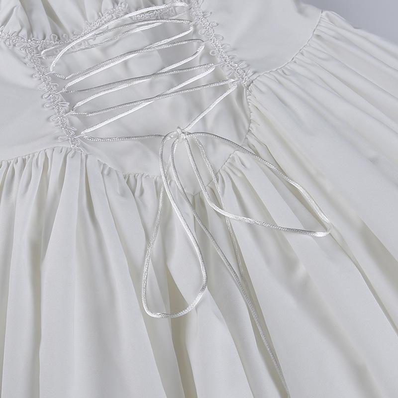 Mini-robe à manches longues, smockée, à lacets et ourlet en dentelle 