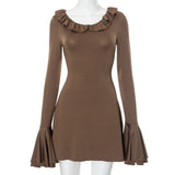 Robe mini froncée à manches longues évasées et col rond à volants 