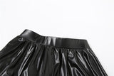 Ensemble de mini-jupe froncée en cuir PU à une épaule irrégulière 