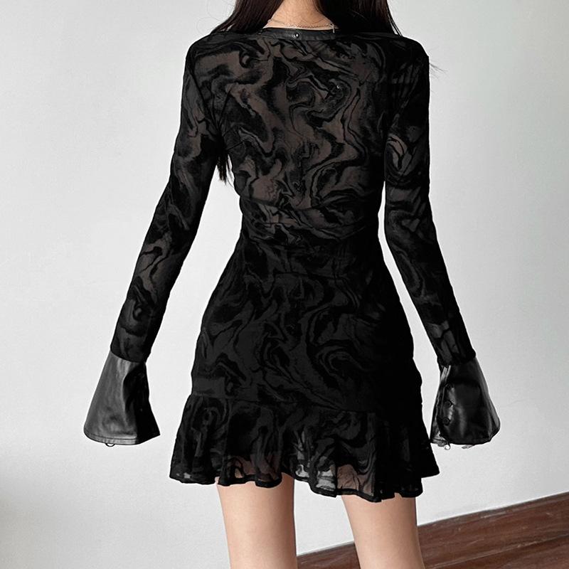 Vestido mini de manga larga con cuello en V, botones ondulados y lazo anudado 