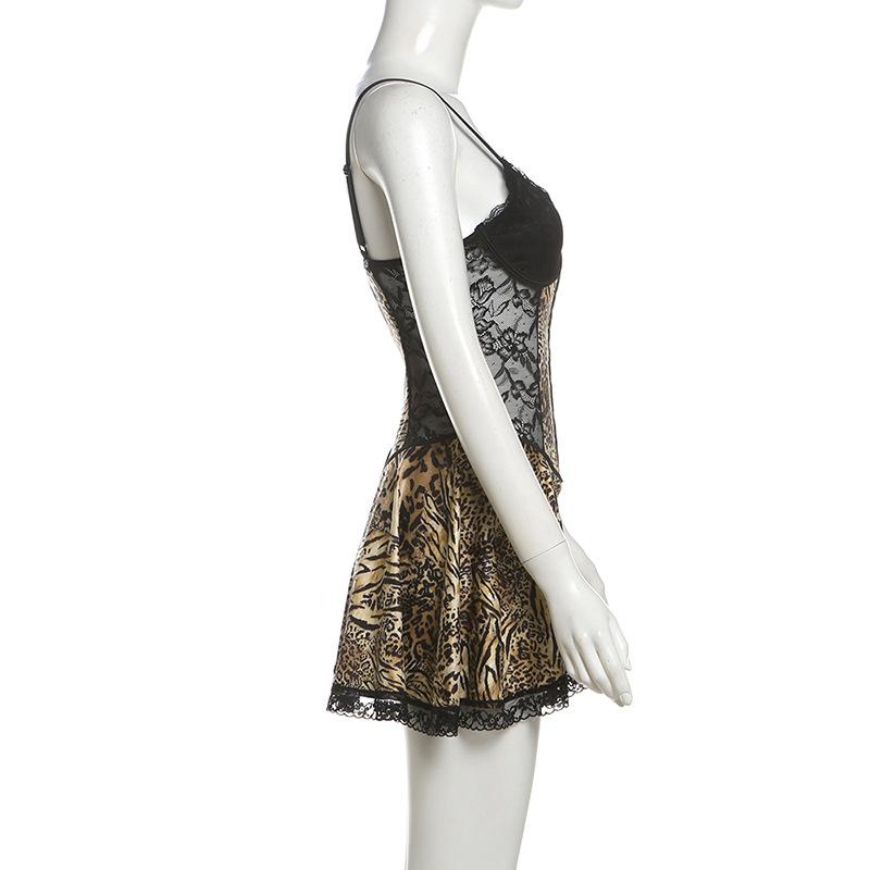 Vestido mini de tirantes finos con cuello en V, estampado de leopardo y dobladillo de encaje 