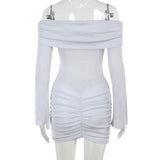 Mini-robe froncée à manches longues et épaules dénudées 