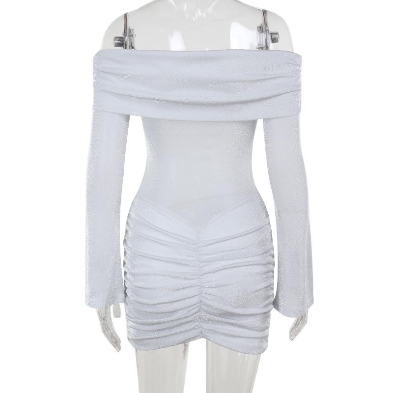 Mini-robe froncée à manches longues et épaules dénudées 