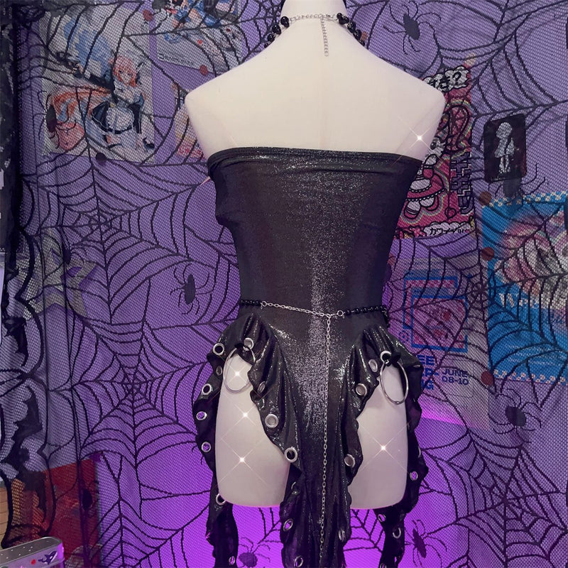 Robe mini tube avec chaîne en métal et anneau en O perlé et appliques croisées 