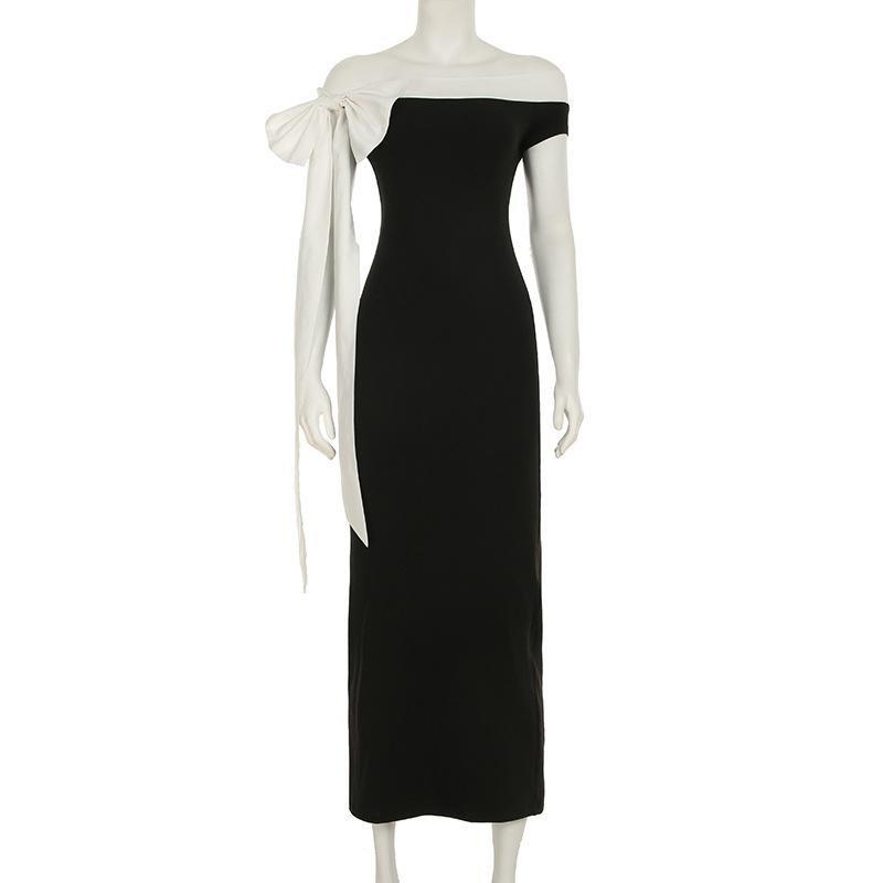 Robe longue à épaules dénudées et contraste irrégulier 