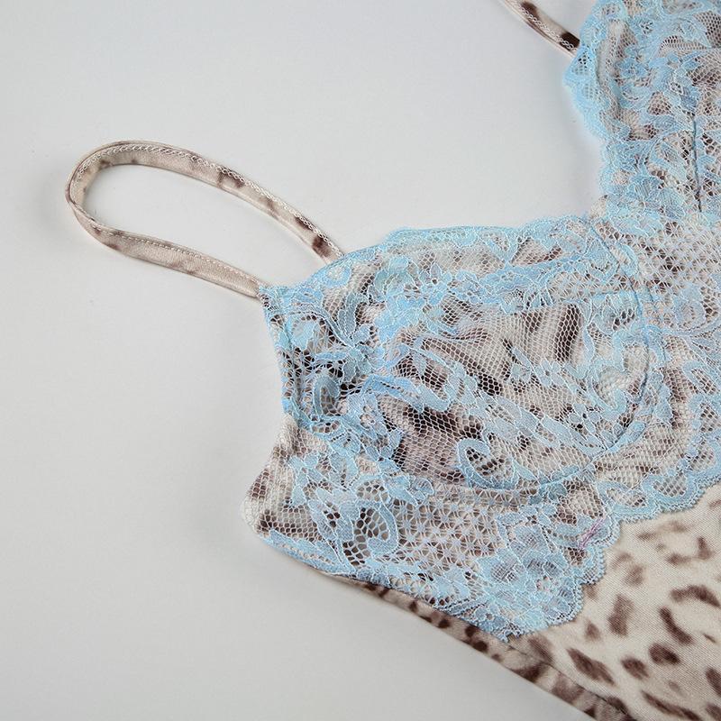 Vestido mini de tirantes finos con escote en V y dobladillo de encaje y estampado de leopardo 
