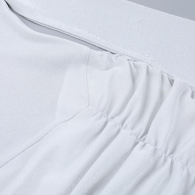 Mini-robe froncée à manches longues et épaules dénudées 