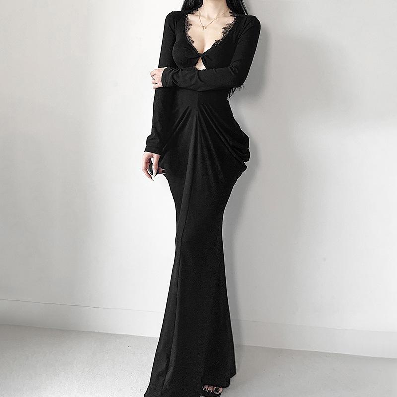 Robe longue froncée à manches longues et col en V avec ourlet en dentelle 
