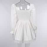 Mini-robe à manches longues, smockée, à lacets et ourlet en dentelle 