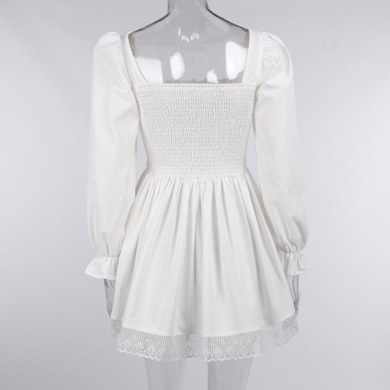 Mini-robe à manches longues, smockée, à lacets et ourlet en dentelle 