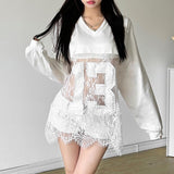 Top transparente con dobladillo de encaje y manga larga con cuello en V 