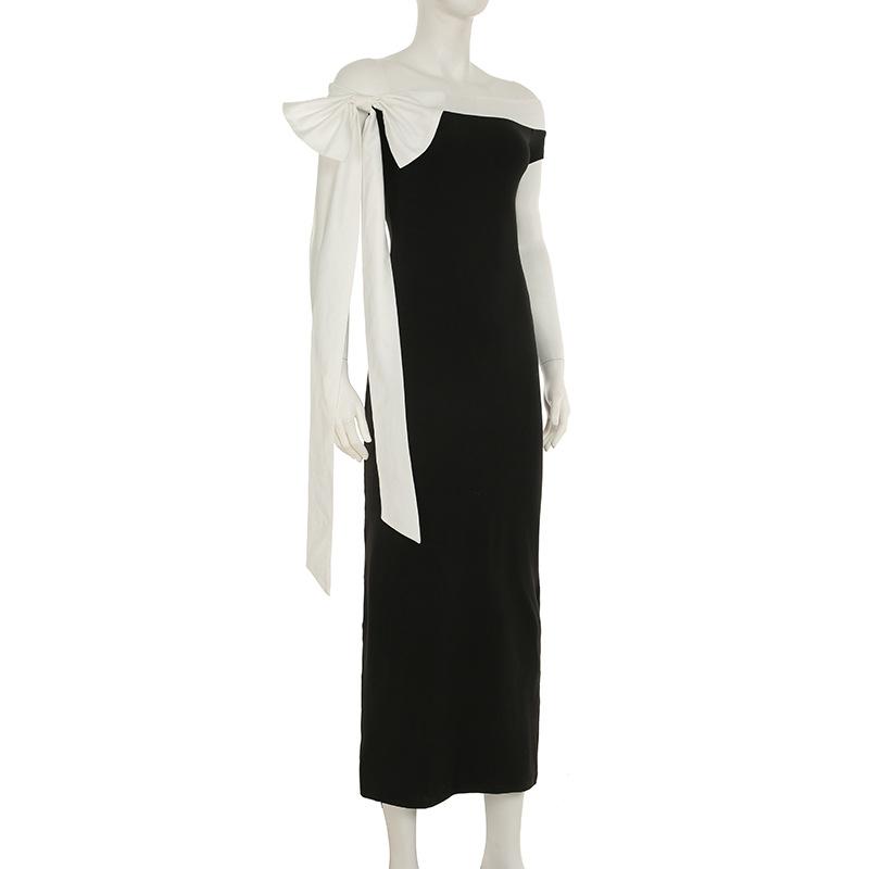 Robe longue à épaules dénudées et contraste irrégulier 